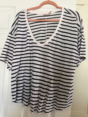 100% Linen Striped V-Neck Tee in Black and White